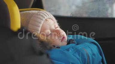 幼儿男孩在汽车上睡在<strong>儿童安全座椅</strong>上。